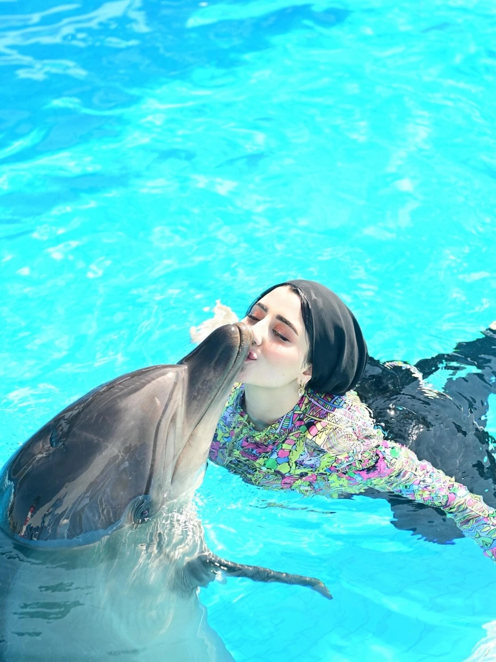 Ảnh cá heo lặn sâu dưới lòng đại dương huyền bí