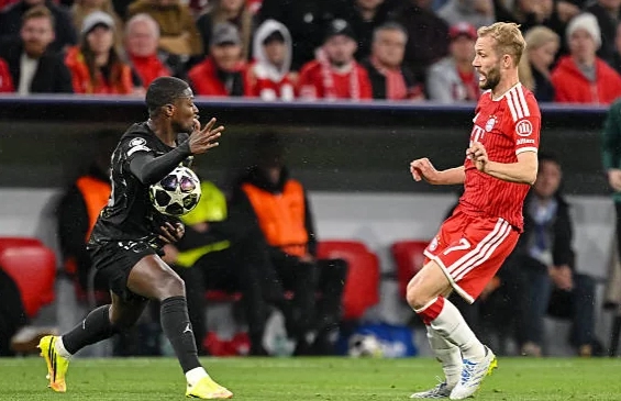 Tình huống phòng ngự phối hợp của Bayern Munich trên sân