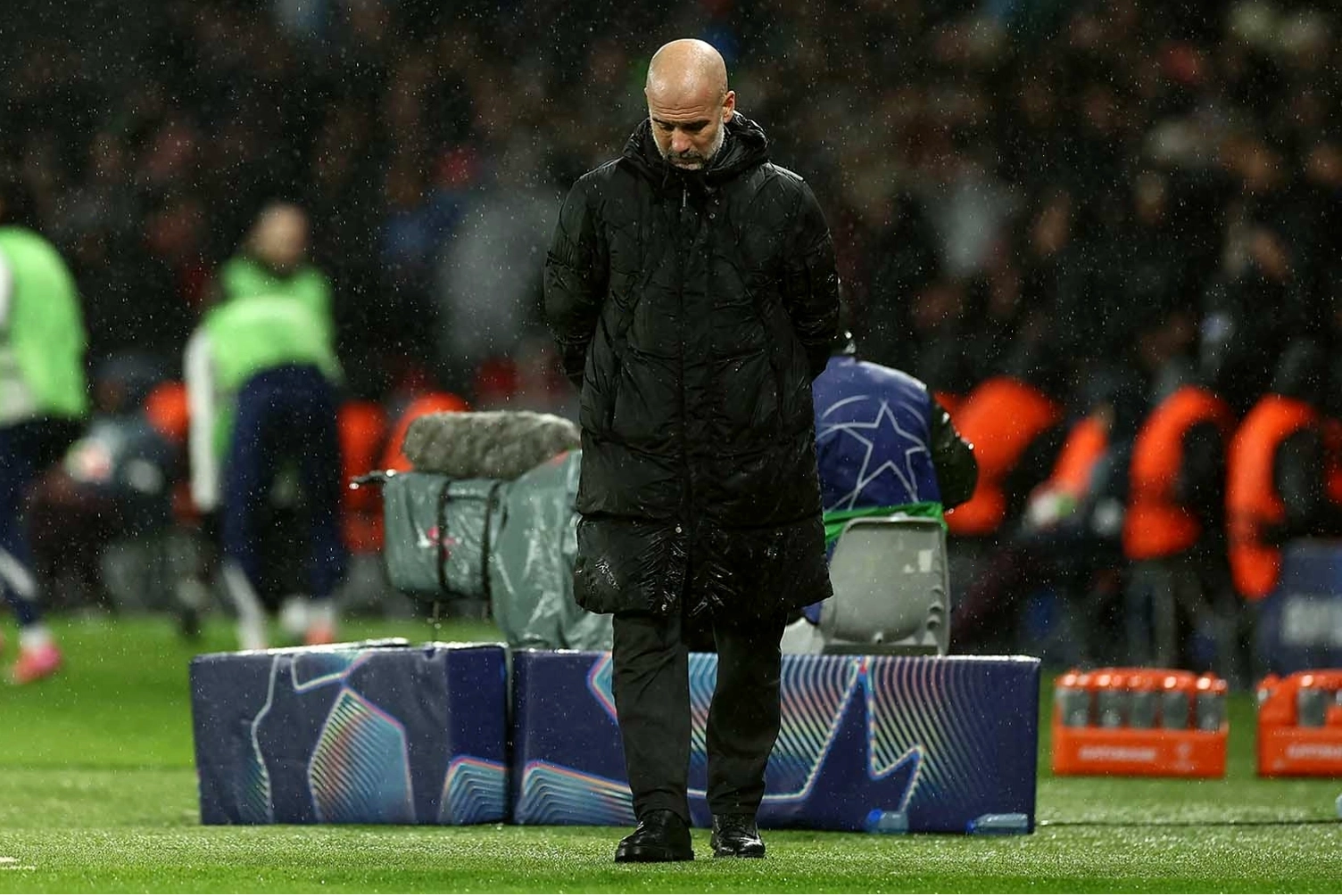 Huấn luyện viên Pep Guardiola đang suy tư về đội hình