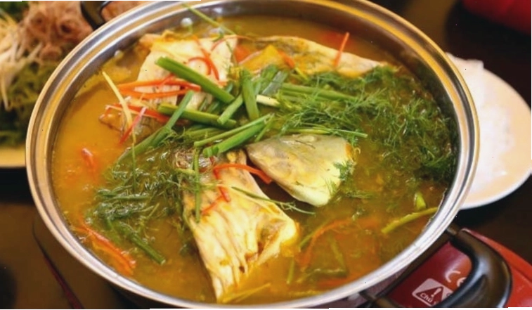Bát canh riêu cá chép nóng hổi với màu sắc hấp dẫn