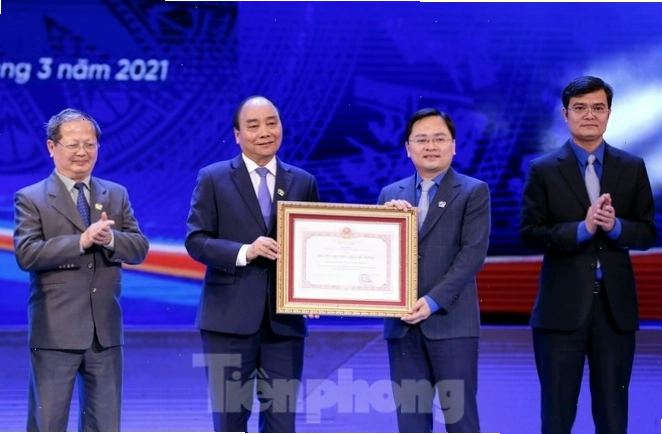Bể cá cảnh với nhiều loại cây thủy sinh và cá bống vàng