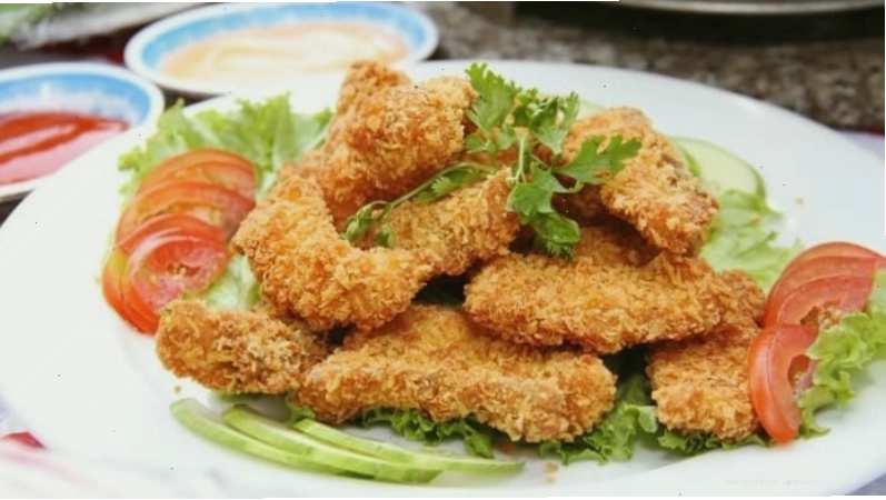 Cá trắm cỏ chiên giòn với lớp vỏ ngoài hấp dẫn.