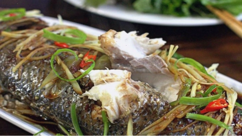 Cá trắm cỏ hấp bia giữ trọn vị ngọt tự nhiên.