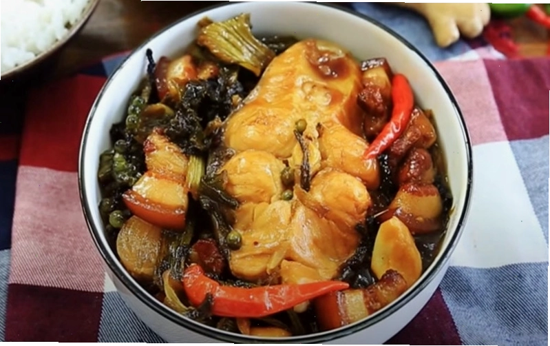 Cá trắm cỏ kho dưa là món ăn dân dã, đưa cơm.