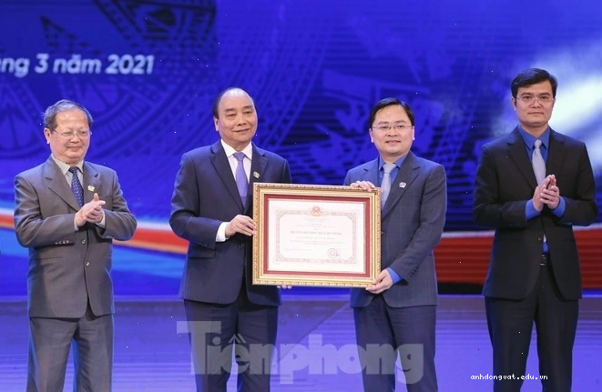 Dế chó đực đang phát ra tiếng kêu đặc trưng