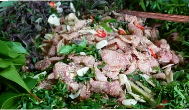 Gỏi cá chép sống, món ăn đậm đà hương vị