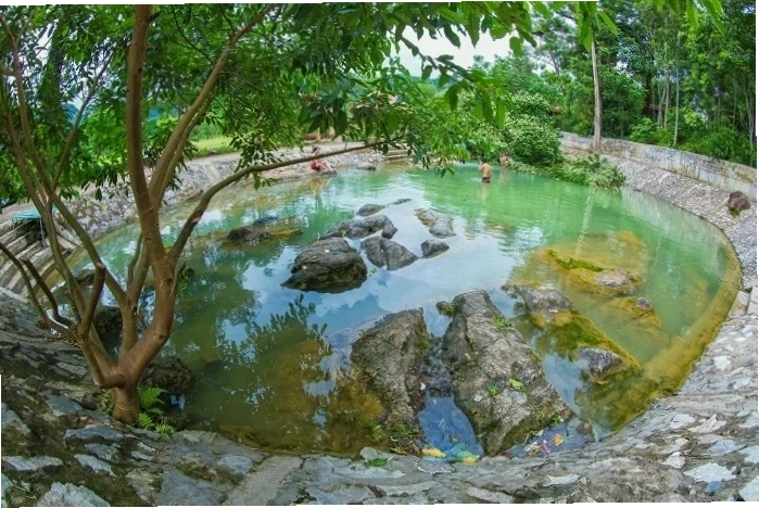 Hoạt động chèo thuyền trên sông tại Con Cuông