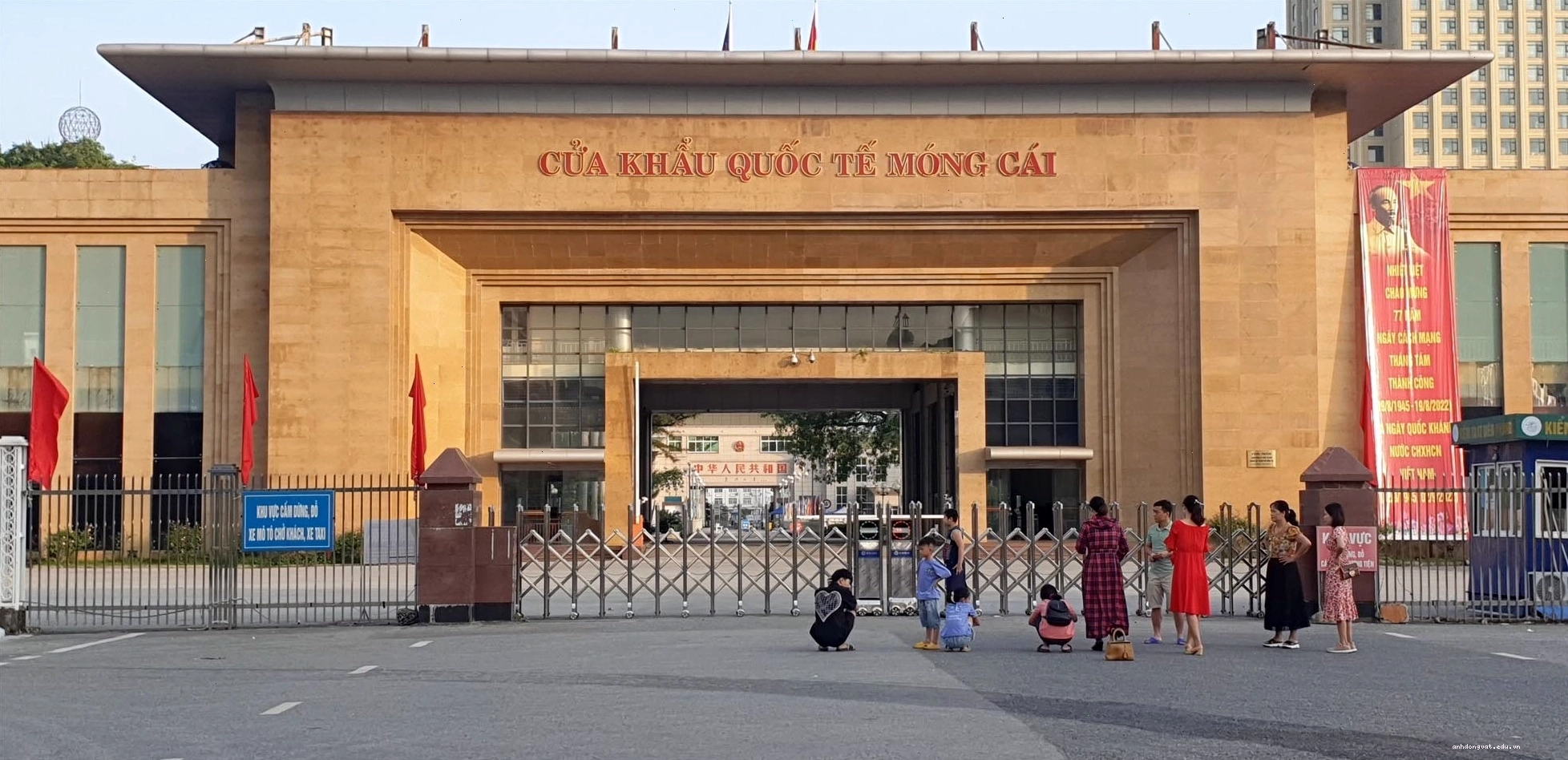Không khí nhộn nhịp tại Cửa khẩu Quốc tế Móng Cái