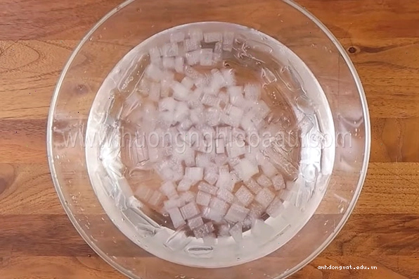 Ngâm nha đam với nước đá để giữ độ giòn