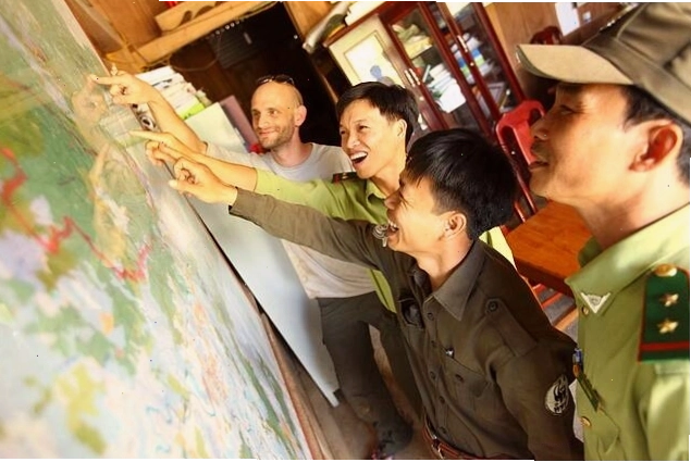 Nhân viên cứu hộ động vật hoang dã làm việc tại khu vực sao la