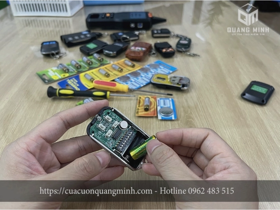 Lắp pin mới vào bo mạch điều khiển cửa cuốn